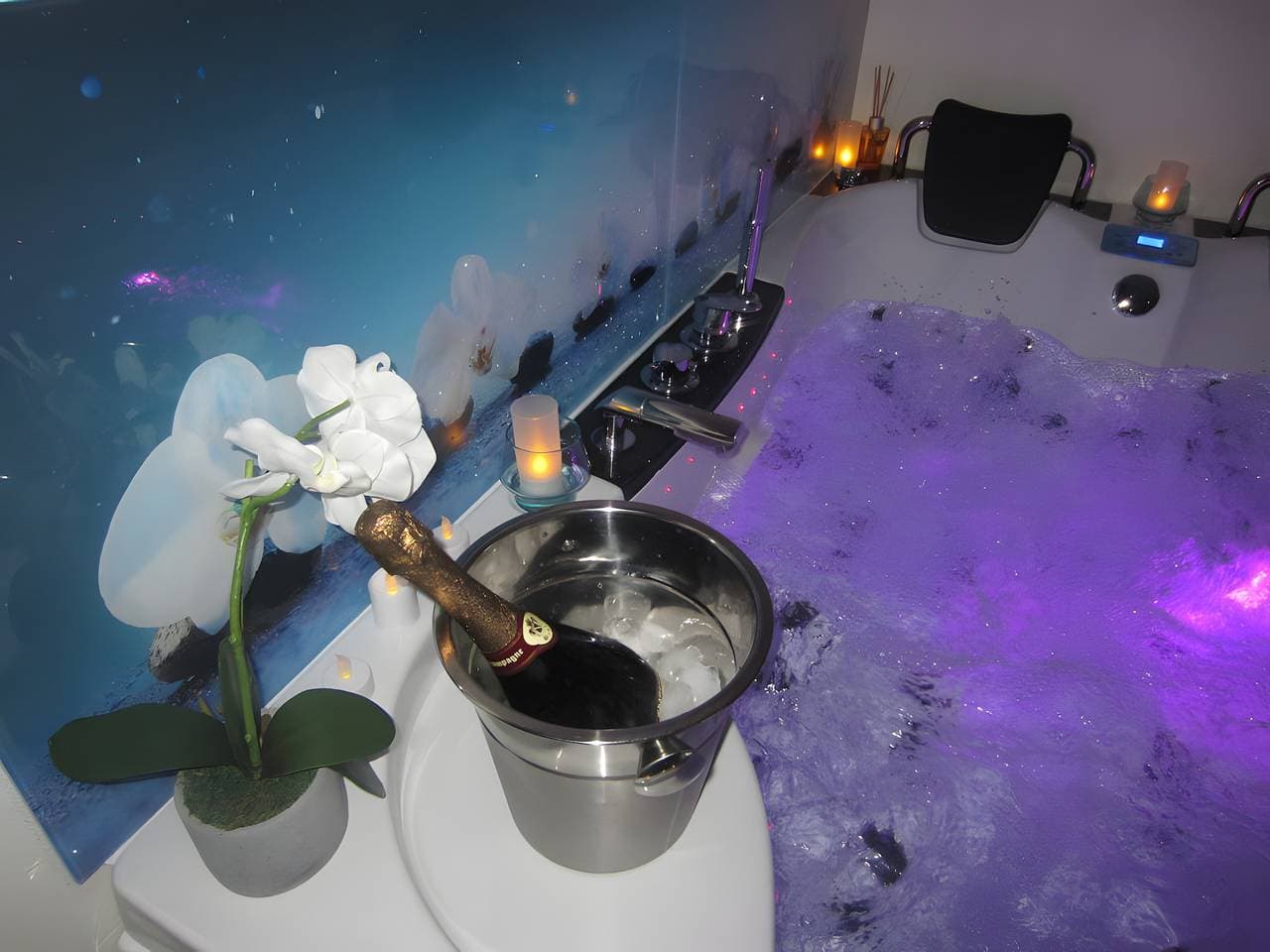 Foto 12 von 30: Gästezimmer „Balnéo Spa Cœur À Cœur“ mit privatem Pool, WLAN und Klimaanlage