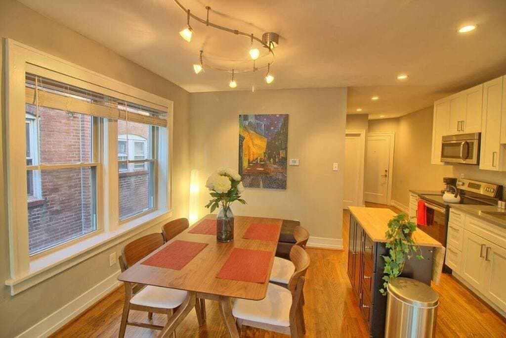 Foto 5 von 26: Stunning Minimalist Gem | Fenced Backyard + W/D