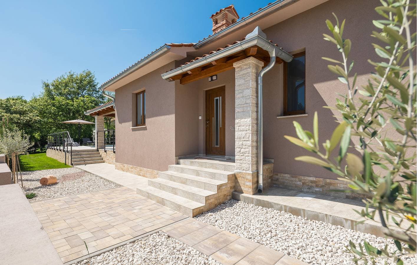 Gemütliche 2-Zimmer-Wohnung in der Nähe des Stadtzentrums mit Pool und Terrasse 1
