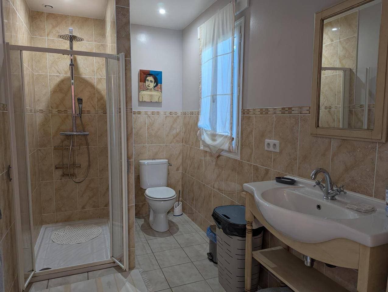 Foto 6 von 9: Family Room with Private Bathroom