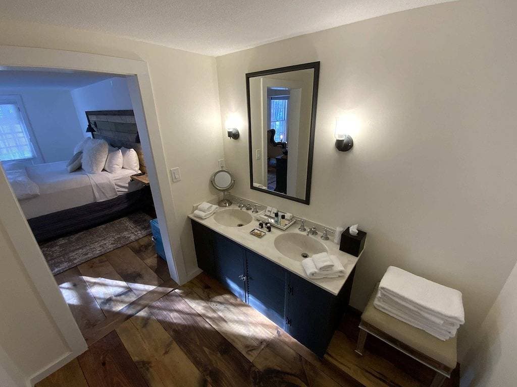 Foto 11 von 19: Luxus King Suite, Wohnzimmer mit Schlafsofa, Balkon & 1,5 Bäder