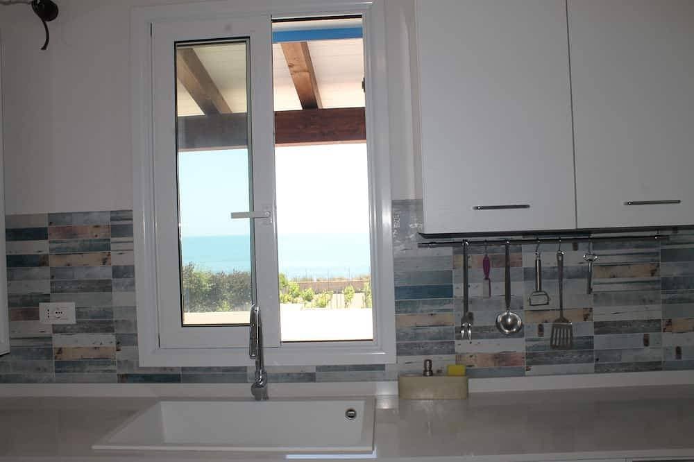 Foto 10 von 30: \"Villa Angela\", eine terrasse mit blick auf das meer.