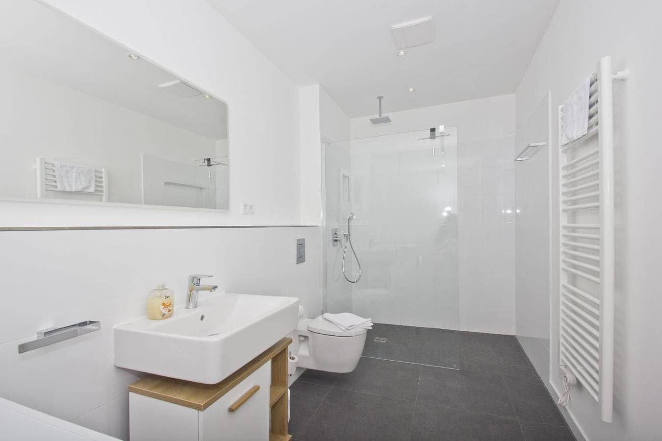 Foto 13 von 18: Modernen Ferienwohnung mit eigener Terrasse - Haus Inselwind FeWo MEERküste
