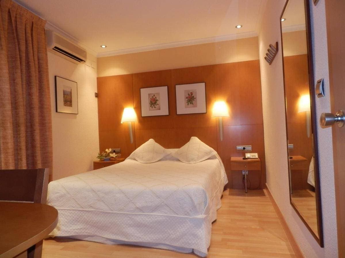 Foto 2 von 5: Economy Double or Twin Room