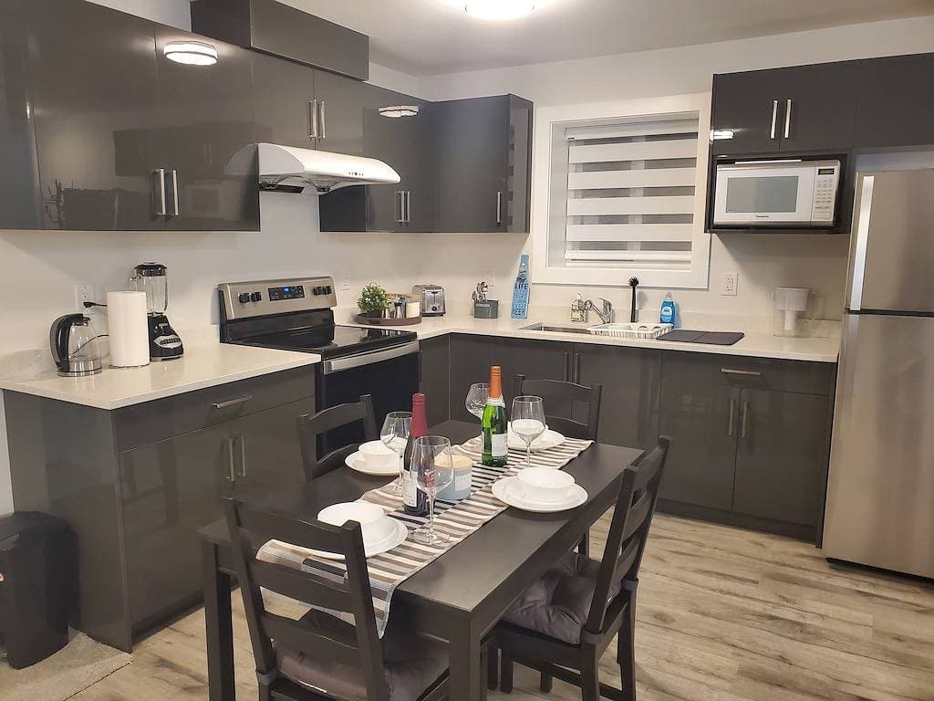 Foto 12 von 23: Lux Modern 2bd Radiant Suite+Free Parking