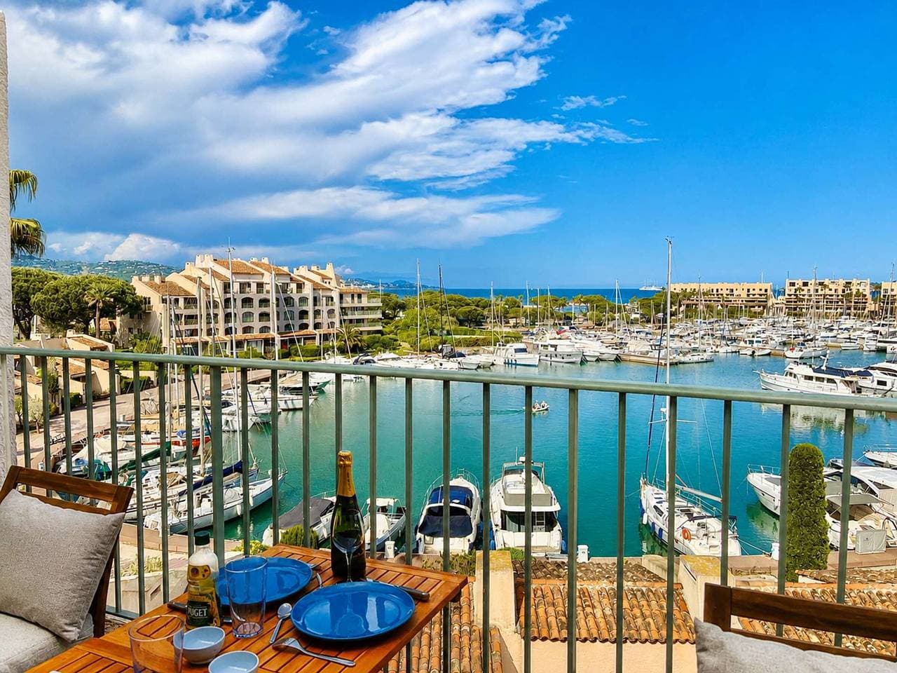 Studio 4 Pers. mit Terrasse in Marines de Cogolin 1