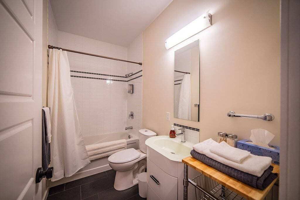 Foto 7 von 15: Modern suite with glacier view
