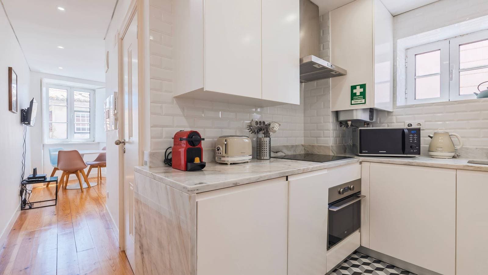 Foto 12 von 29: Bright 1Br Flat in Bairro Alto by LovelyStay
