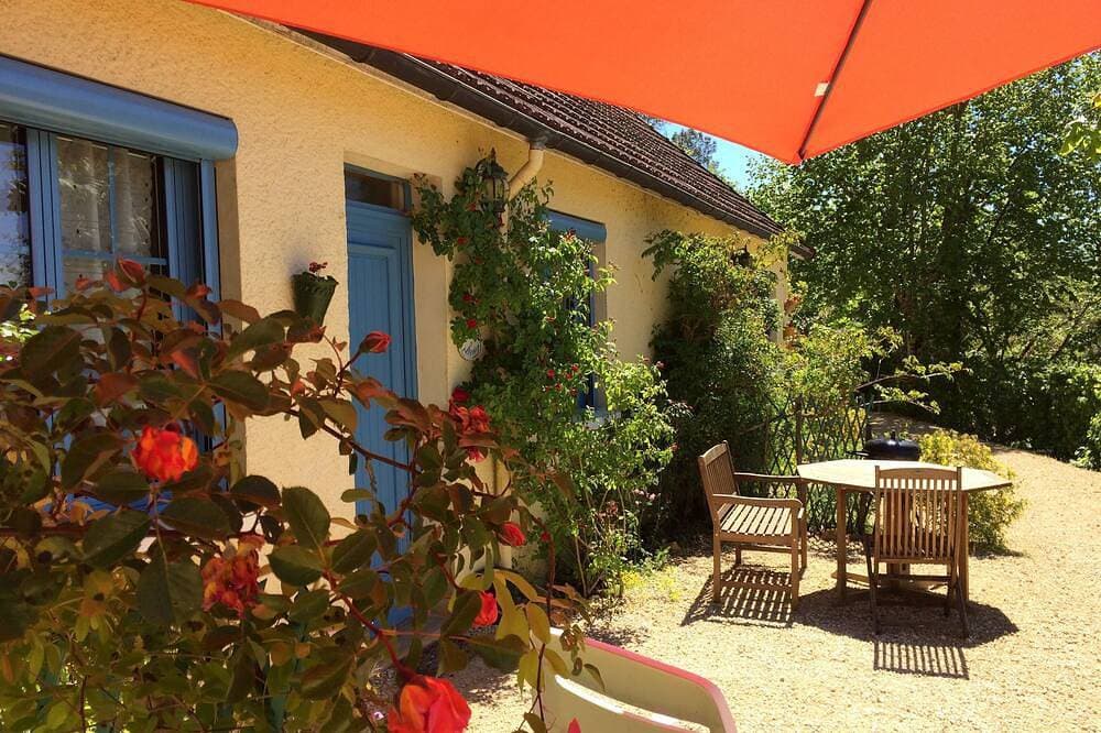 Komfortables Ferienhaus in einem Waldgebiet am Pool in der Nähe von Sarlat 1