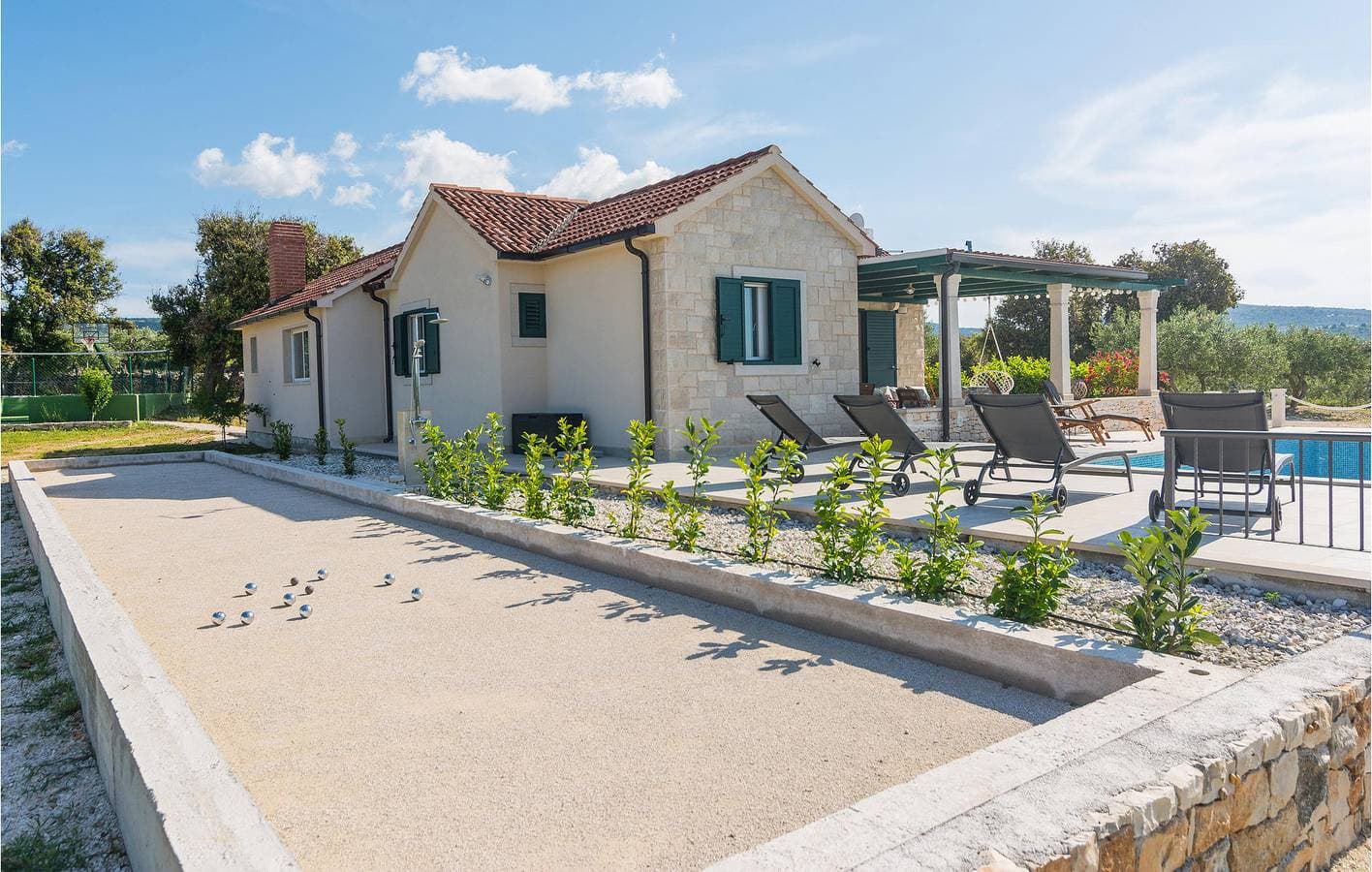 Gemütlich, nur 1,5 km vom Strand entfernt: Pool, WLAN, Terrasse und Parkplatz inklusive! 1