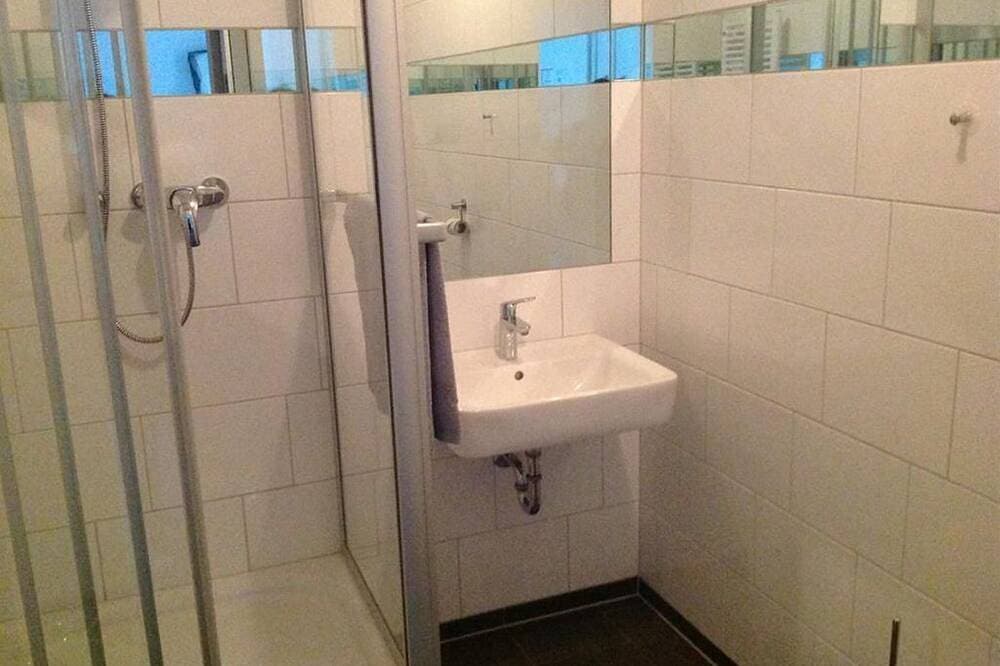 Foto 9 von 29: Hotel Brasserie Typisch - Doppelzimmer, Dusche oder Bad, Wc, Komfort