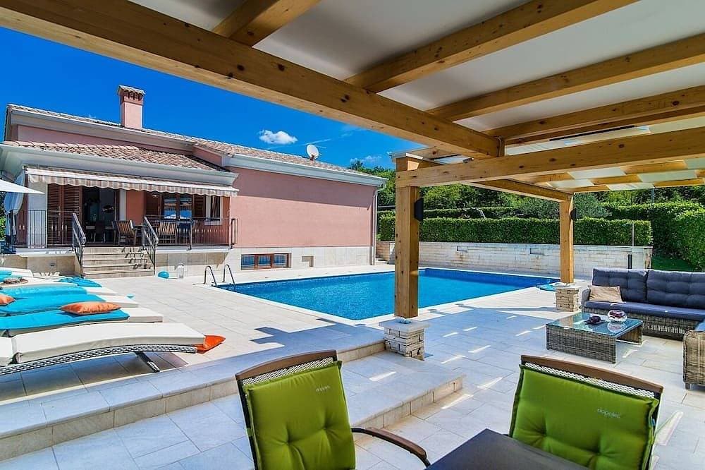 Große Villa mit privatem Pool, ideal gelegen, nur 15 Minuten vom malerischen Ferienort Rovinj entfer... 1