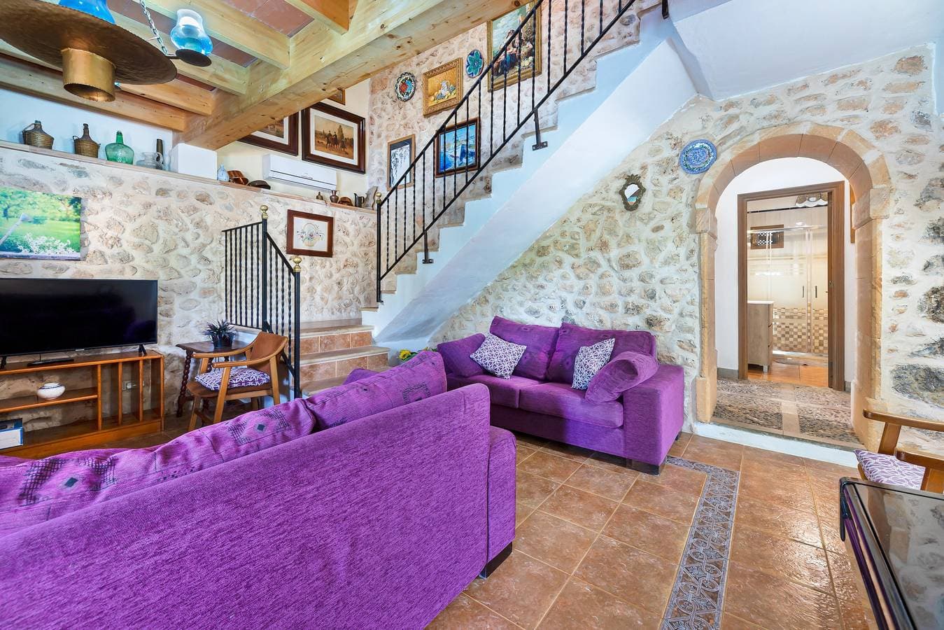 Foto 6 von 25: Haustierfreundliche Villa Cala Veritat mit Bergblick, Pool, A/C, WLAN, Garten, Terrasse und Balkon