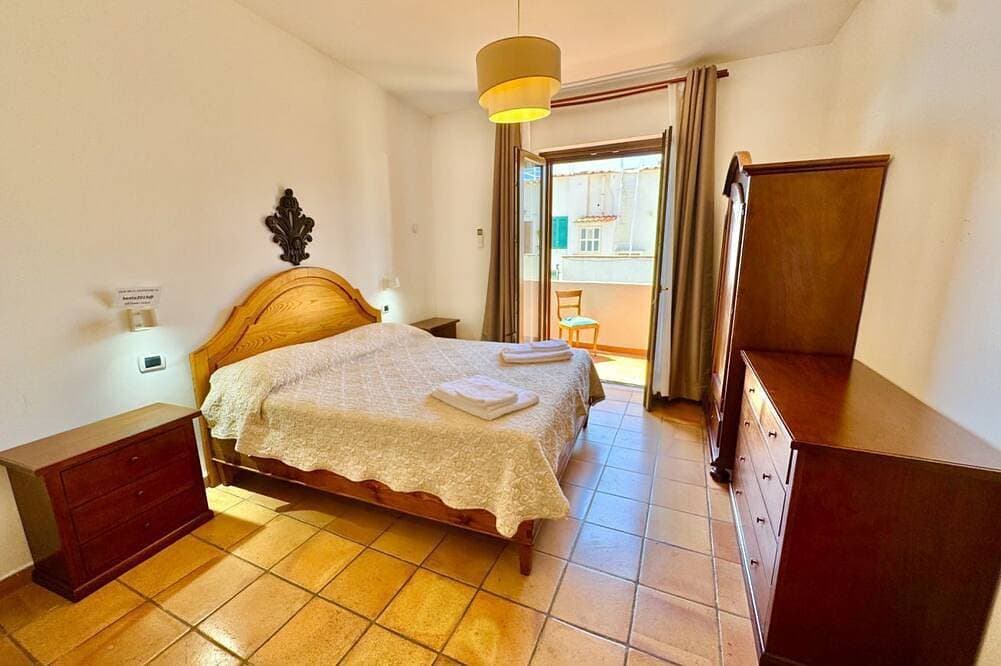 Foto 6 von 30: Casa Ella is a beautifully very spacious family home with a private parking for a medium car situated in the heart of the town of Praiano, Vettica side, close to most restaurants, bars and food stores of Praiano. Containing three comfortable and spacious