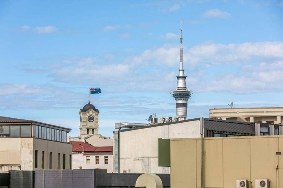 Lovely apartment with skytower views and car park 1