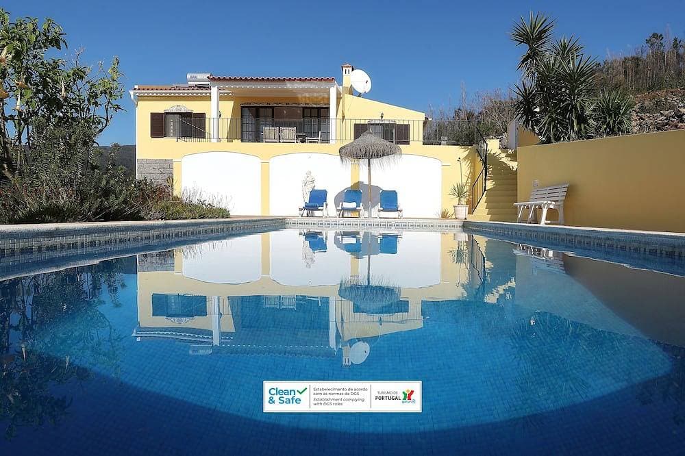Bergseite Villa mit Blick auf die Küste, ideal zum Entspannen, komplett mit Pool. 1