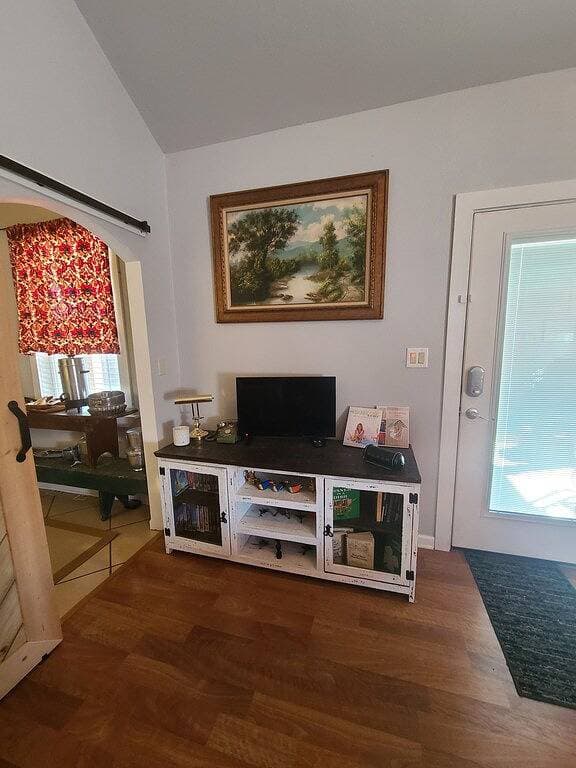 Foto 13 von 14: Retro Guesthouse : Boat & Rv Parking, Great central location.