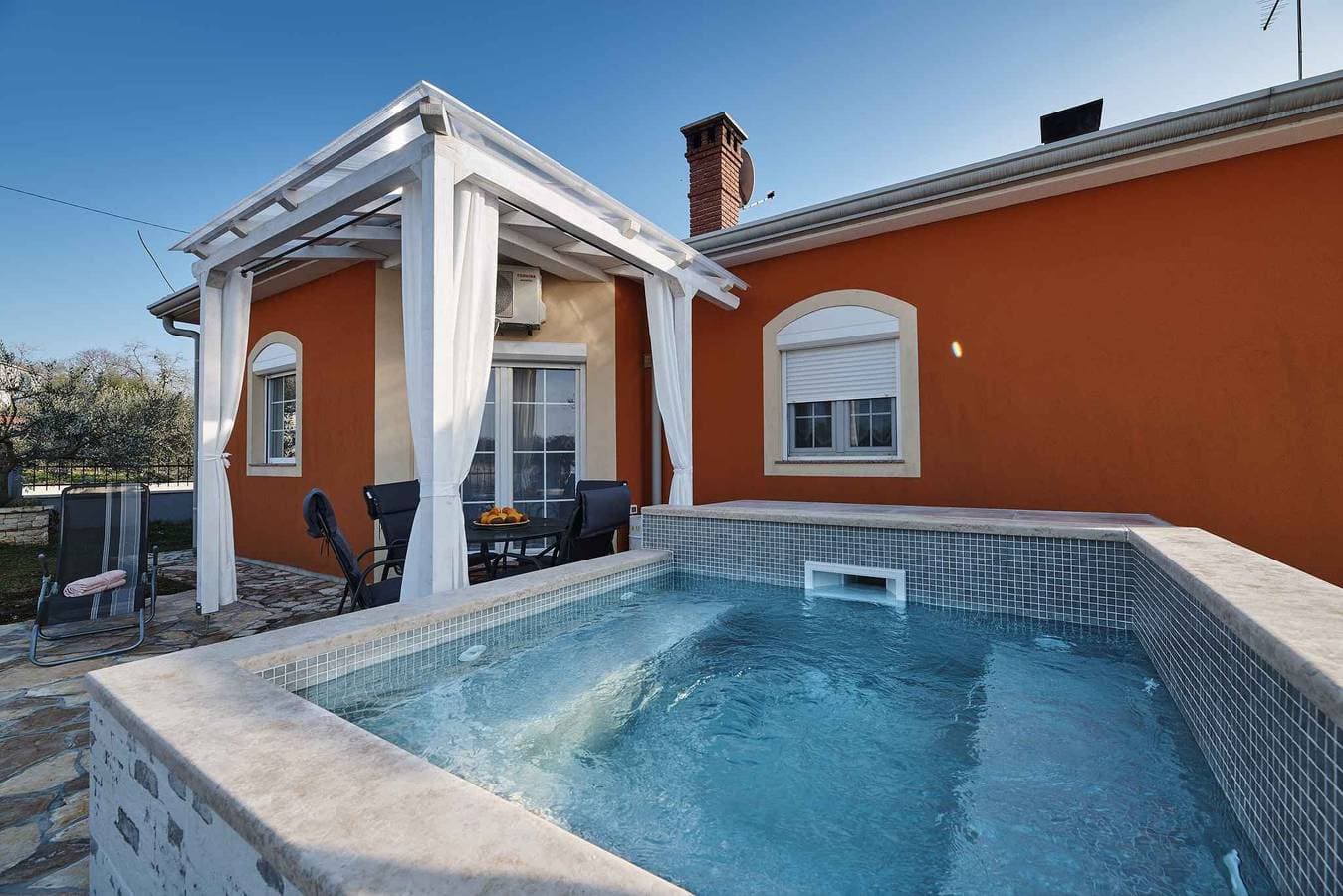Foto 2 von 36: Ferienhaus mit Klimaanlage, Terrasse und Whirlpool