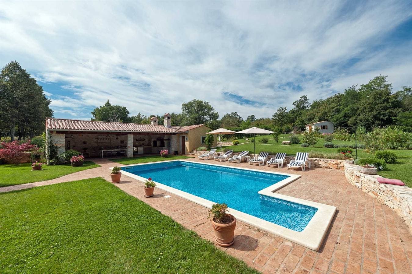 Foto 4 von 72: Ferienhaus Green Escape mit Pool