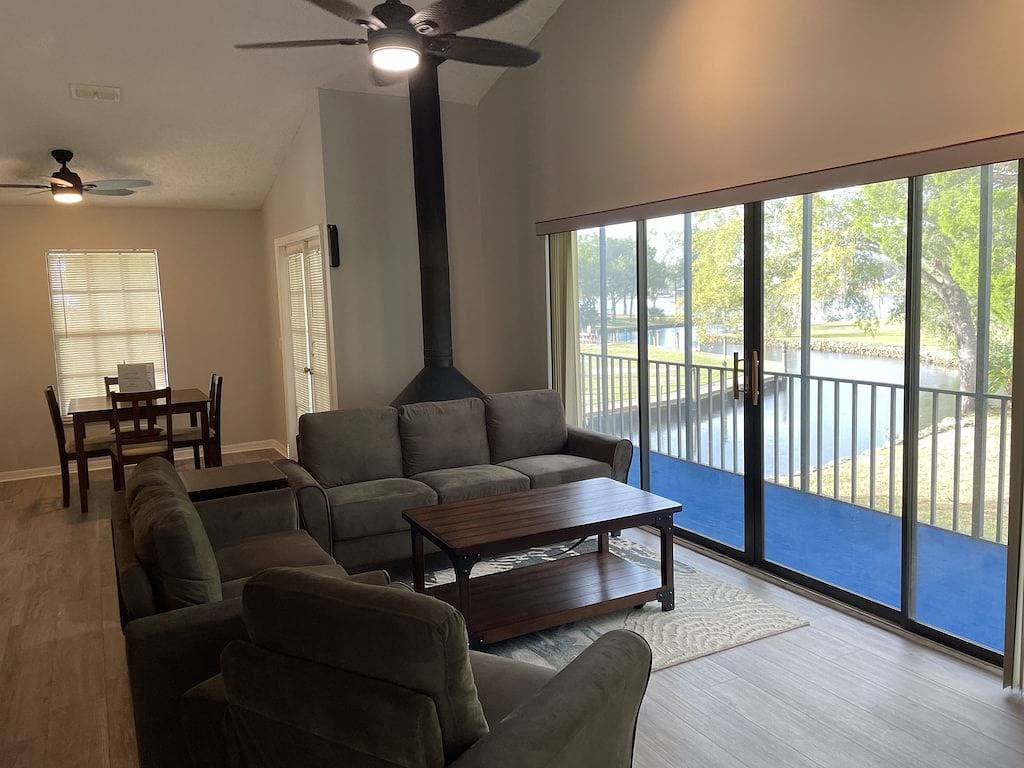 Foto 13 von 23: Manatee Manor. Waterfront, dock, stilted home. Renovated June '23.