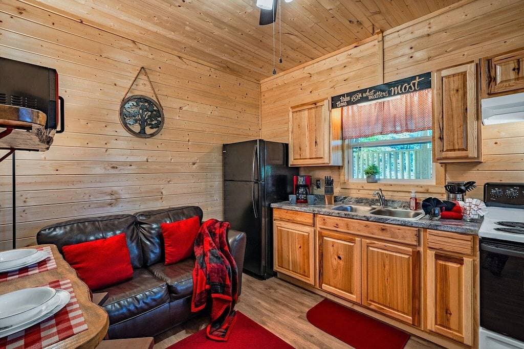 Foto 5 von 36: Cuddling On The Creek Couples only romantic \" Tiny Cabin\" retreat!!!!