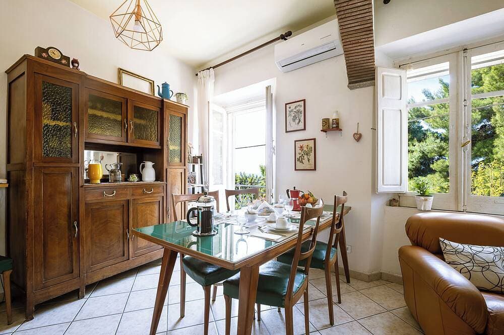Foto 7 von 30: Explorer's room, cozy B&B Art Studio with watercolor lessos
