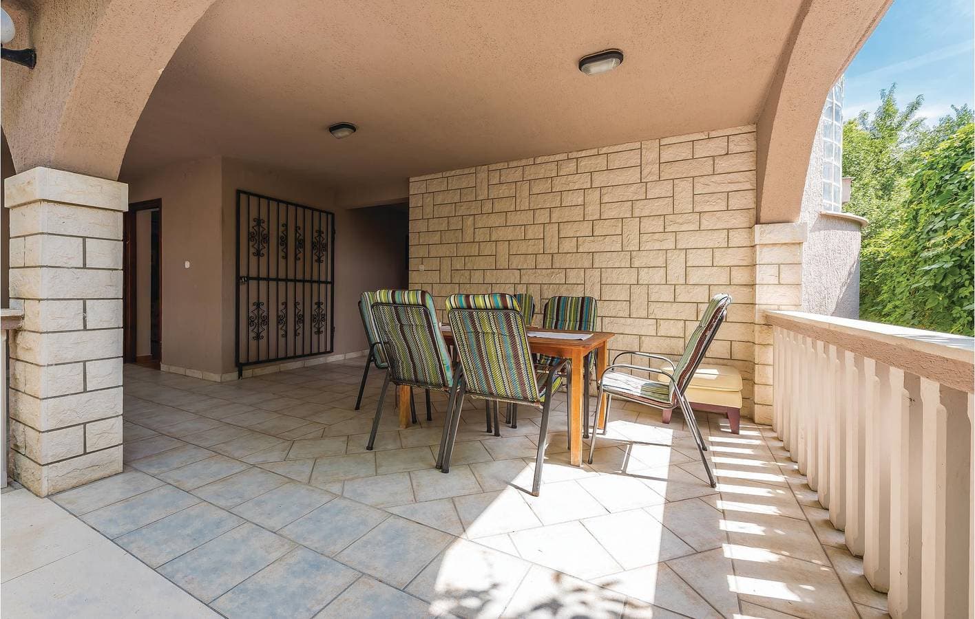 Foto 6 von 22: Gemütliche Ferienwohnung mit Terrasse, 200 m vom Strand Camp Vala entfernt