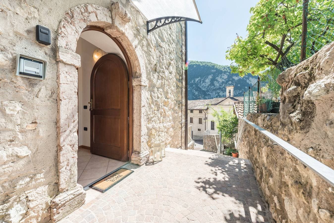 Foto 3 von 45: Ferienwohnung "Appartamento Ania Vista Castello" mit Bergblick und Terrasse