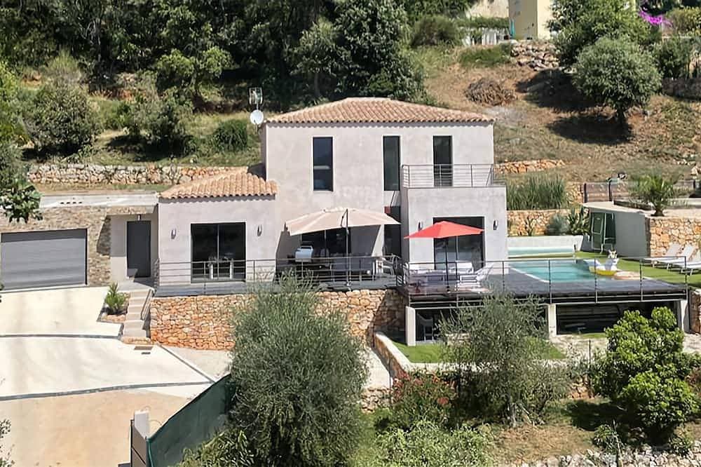 Quiet modern villa with swimming pool 1