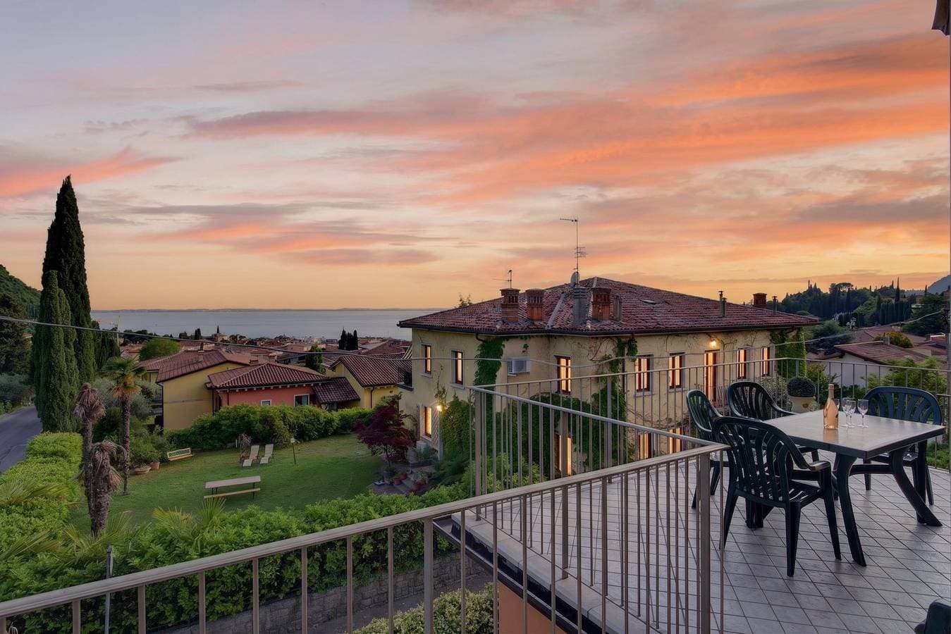 Foto 2 von 30: Regarda - La Terrazza di Garda Wohnung mit Terrasse mit Seeblick