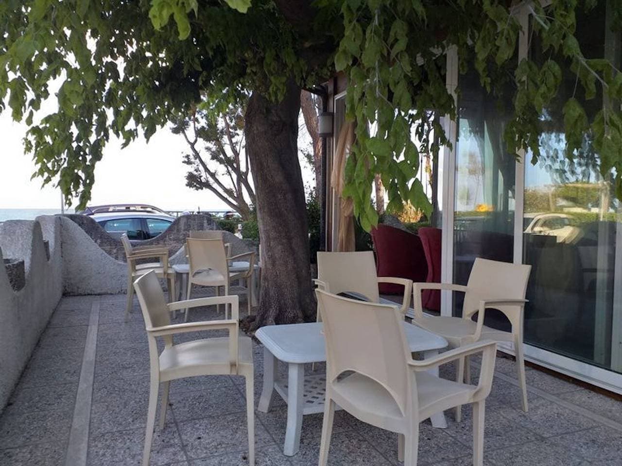 Foto 8 von 15: Geräumiges Doppelzimmer nur einen Steinwurf vom Meer entfernt # 1
