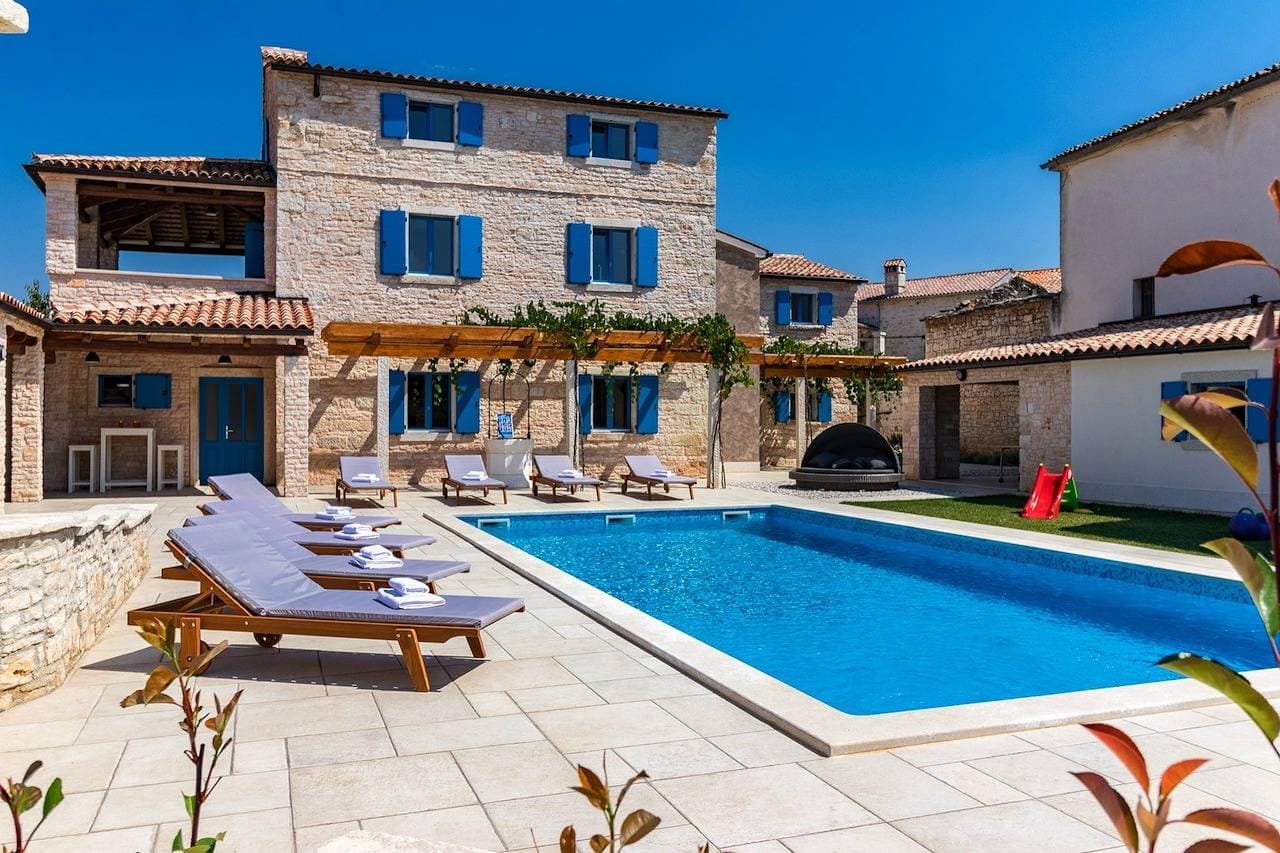 Herrliche und geräumige Villa mit Privatpool und großem Hof und Garten 1