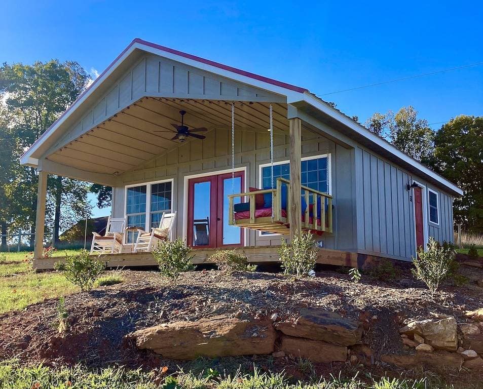 Foto 11 von 32: One room cabin set on our farm for a peaceful getaway.