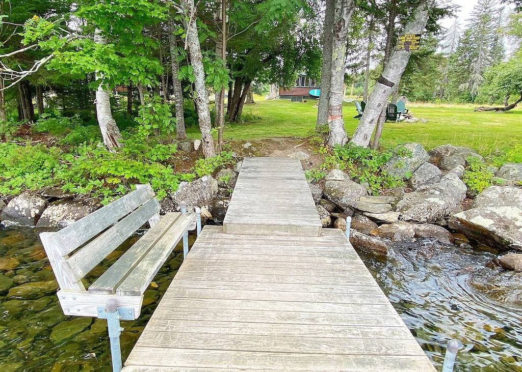 Foto 7 von 31: Niboban Cabin 5 right on Rangeley Lake with a screened porch, fire pit, hammock, WiFi and dock!