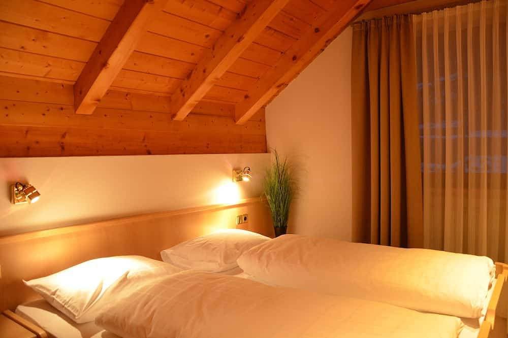 Foto 5 von 27: Gemütliche und geräumige Dachwohnung mit Balkon - Free WIFI