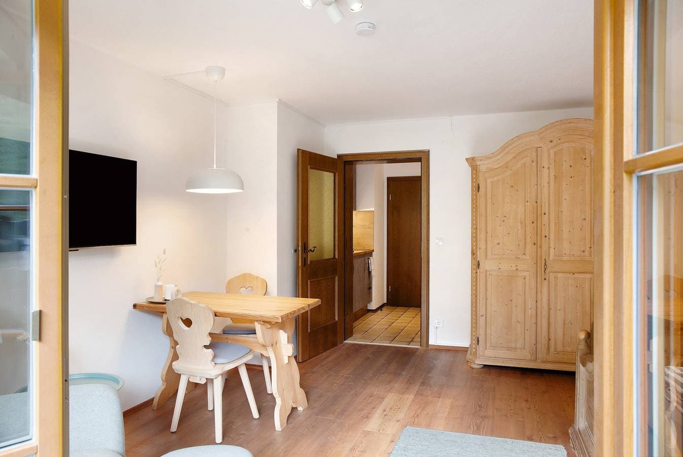 Foto 10 von 29: Einzimmerapartment 'Alpspitznest' mit Bergblick, Balkon und Wi-Fi