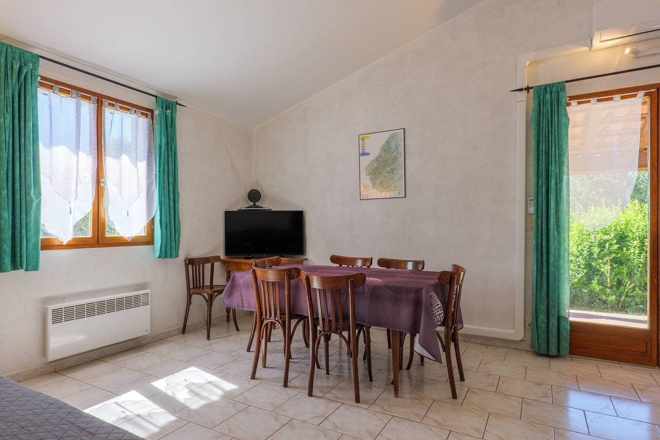 Foto 4 von 32: Ferienhaus „Le Peuplier- La Fontinelle“ mit Bergblick, Gemeinschaftspool & Klimaanlage
