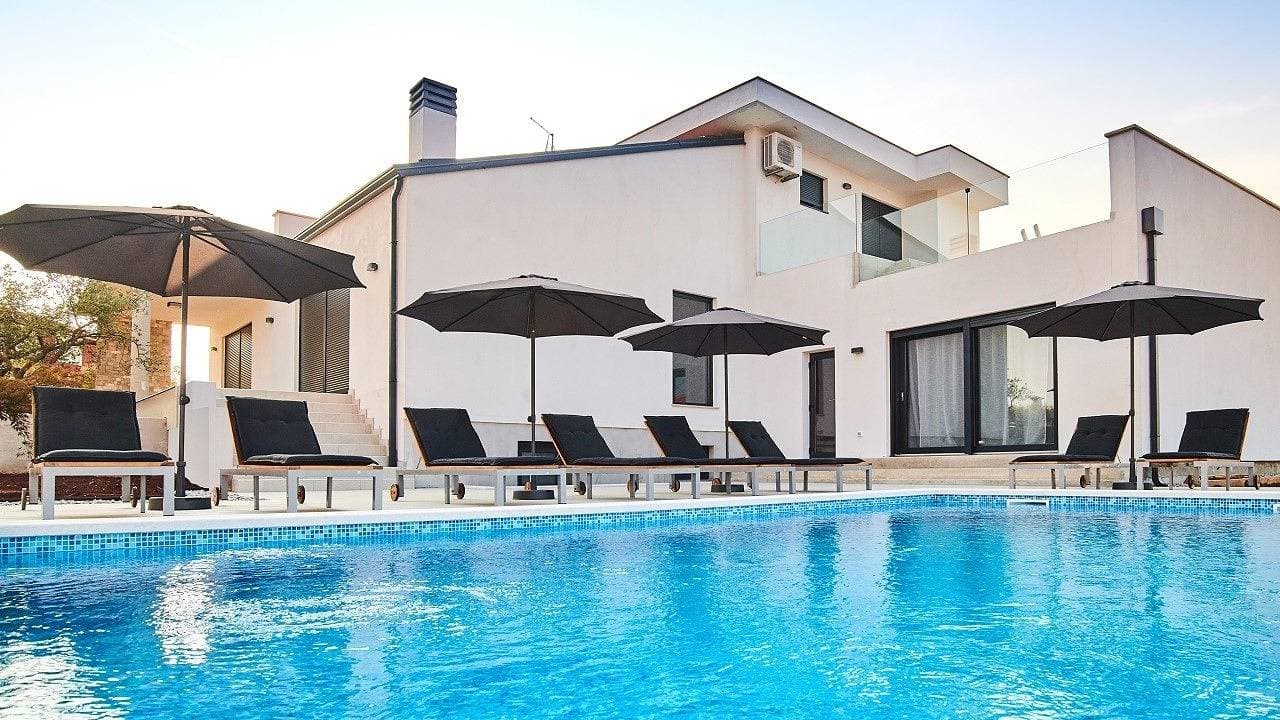 Foto 2 von 40: Elegante Villa Dolcea mit Swimmingpool