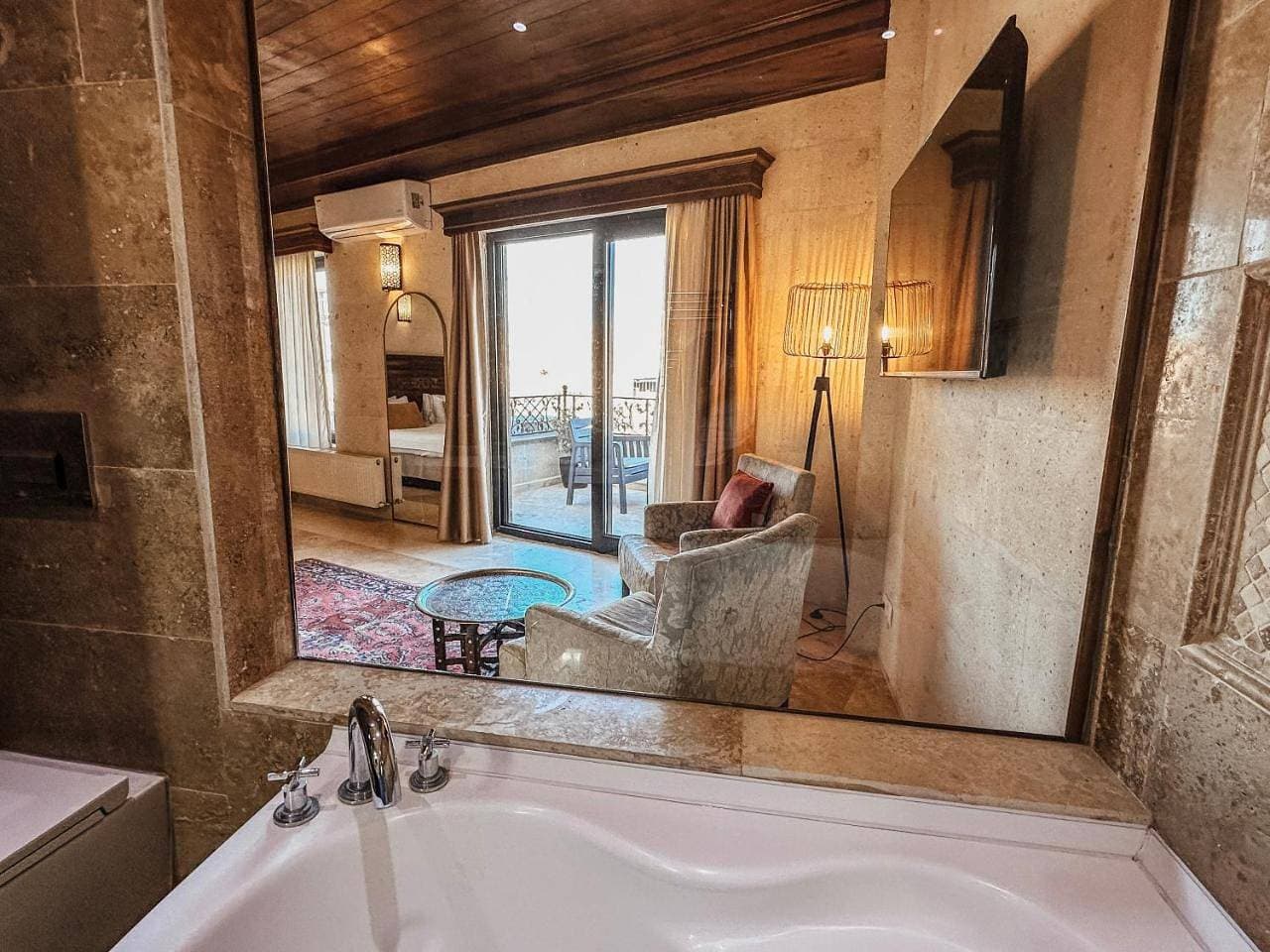 Foto 9 von 16: Deluxe Suite with Spa Bath
