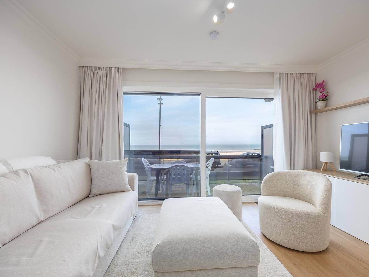 Foto 2 von 22: Luxuriöse Erdgeschosswohnung mit Meerblick