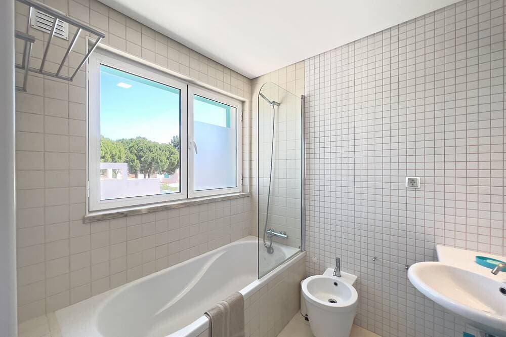 Foto 7 von 30: Casa da Prainha - 2 Bdr/ 200m to the beach/ 3 pools/ Sports friendly