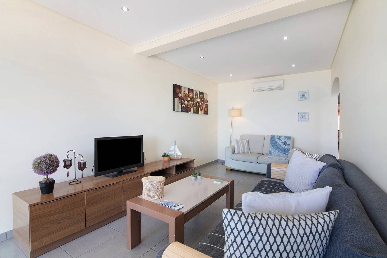 Foto 5 von 21: Apartment 'Quarteira Modern Flat' mit Meerblick, WLAN und Klimaanlage