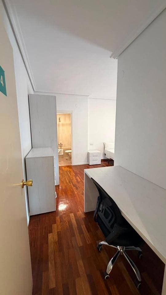 Foto 8 von 18: Four-Bedroom Apartment with Balcony