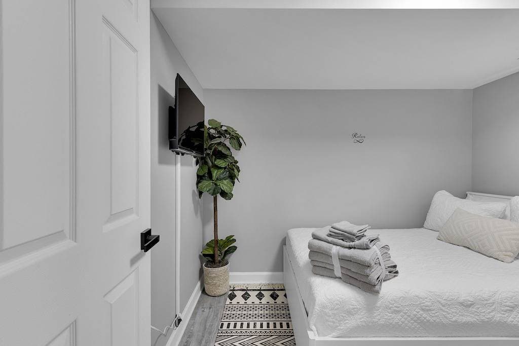 Foto 9 von 25: Cozy Modern Beautiful Studio+Parking. Walk to Dc Metro. Perfect for Long Stays!