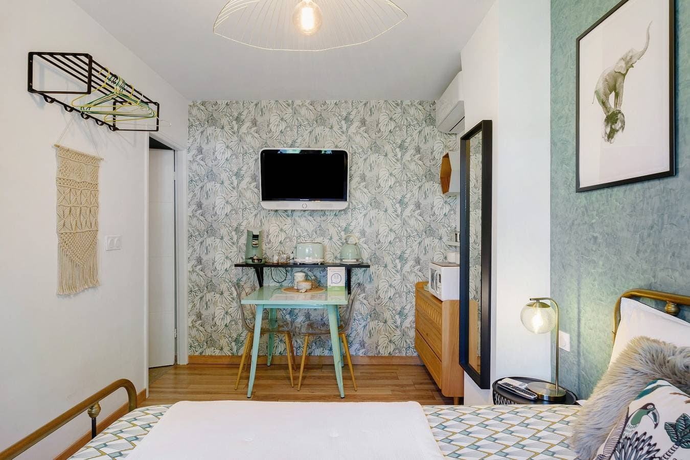 Foto 11 von 27: Gästezimmer „Jungle“ mit Gemeinschaftspool, WLAN und Klimaanlage