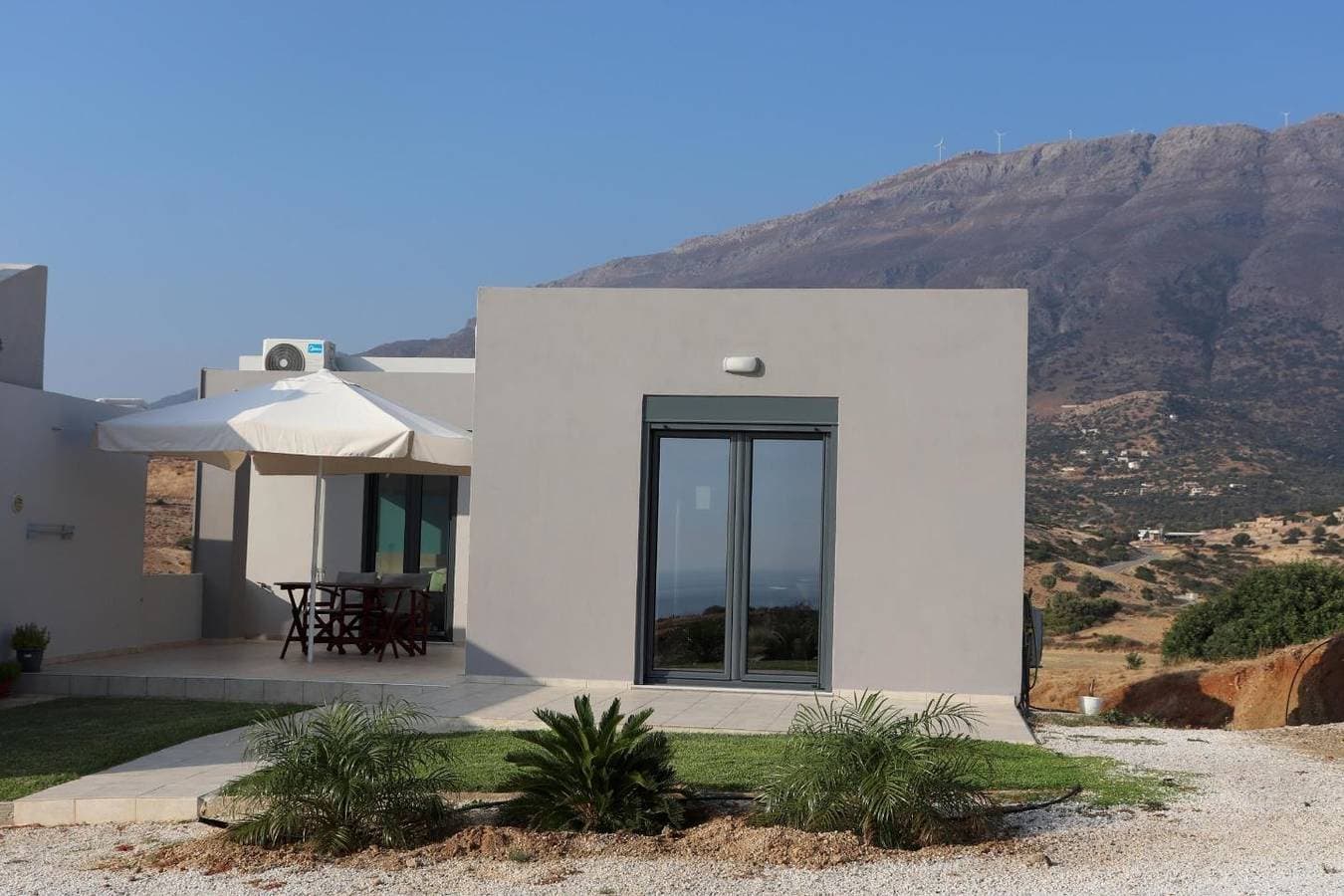 Foto 5 von 38: Weiter Blick auf Landschaft und Meer, Pool, 4 Pers. | Ferienhaus Triopetra, Kreta
