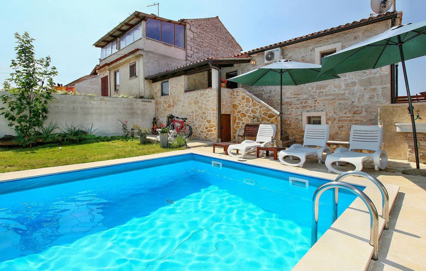 Foto 2 von 45: „Charmante 2-Zimmer-Wohnung mit Pool, Terrasse und erstklassiger Lage in Prhati“