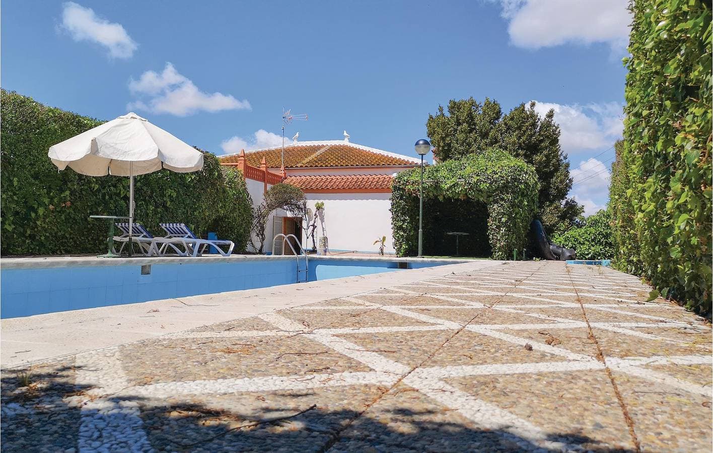 Familienfreundliche Wohnung mit Pool und Terrasse 1