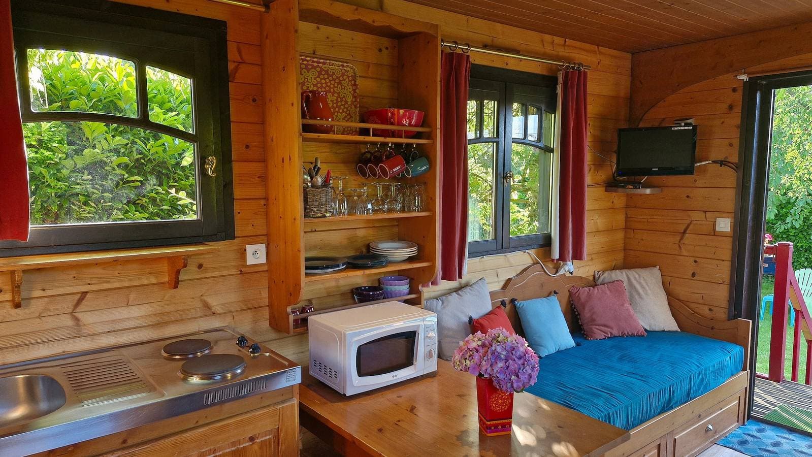 Foto 10 von 25: Bohème-Gîte im Zirkuswagen für 2–4 Personen nahe Honfleur mit Pool
