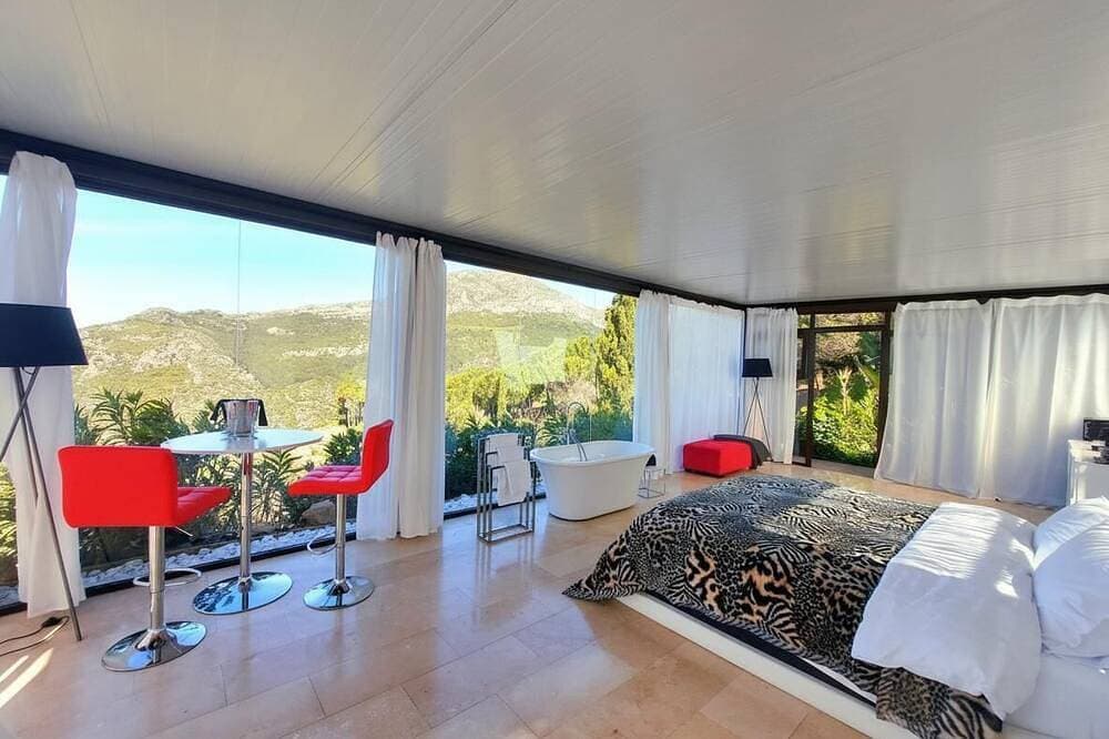 Foto 4 von 25: Stunning Glass Suite with private plunge pool